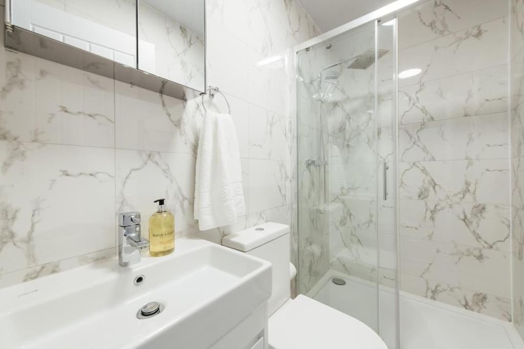 Stylish 2 Bedroom Flat In Ilford, London Luaran gambar